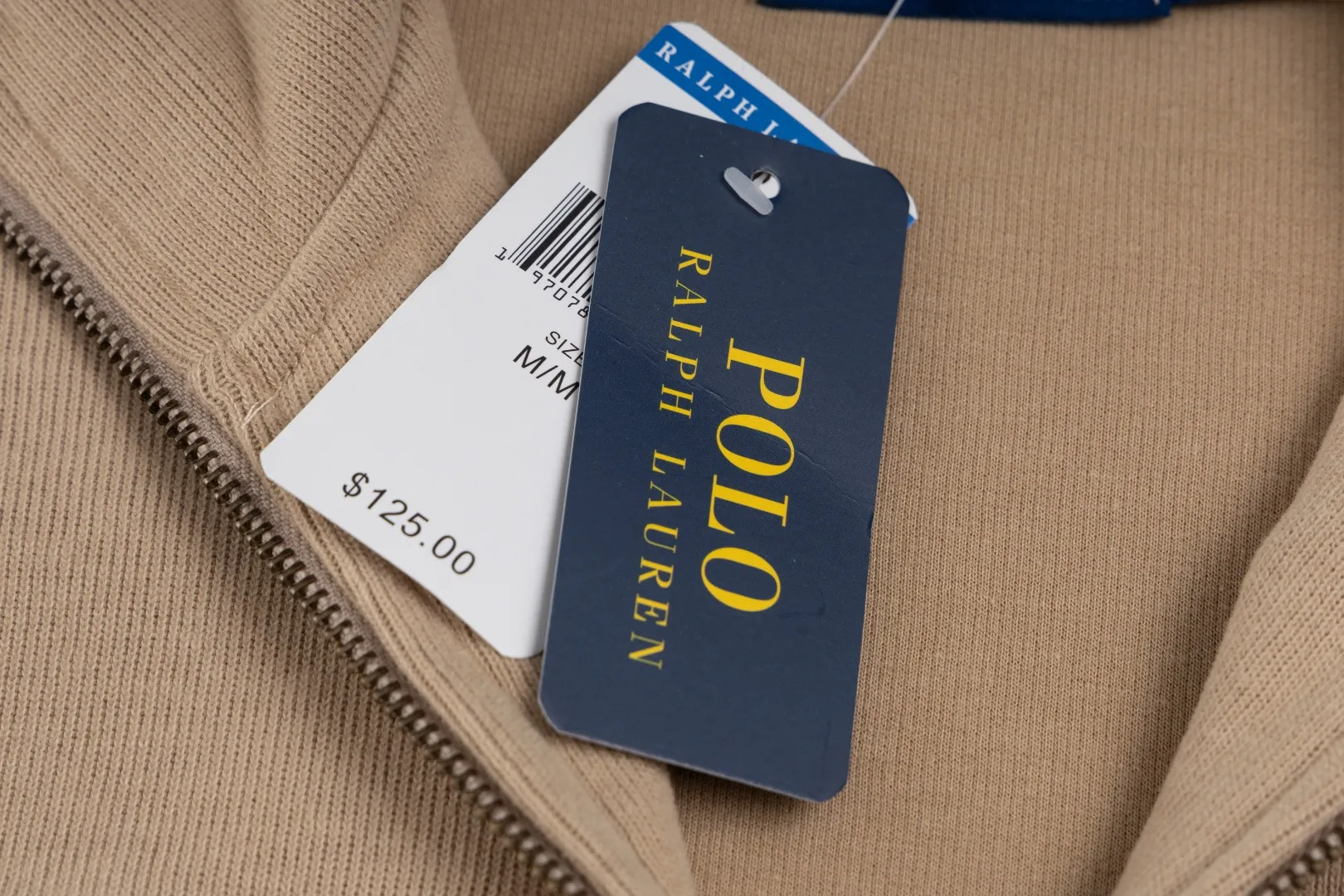 P230 #R97 Ralph lauren twelve-color embroidered pony logo half-zip high-neck long-sleeved knitted sweatshirt. The same style for men and women. The new half-zip sweatshirt for couples to wear in autumn is here! This kind of sweatshirt is really popular this year, even more popular than the hooded sweatshirt. Open the zipper and it can be used as a large lapel, which makes it more fashionable. The color of the classic design of the little war horse on the chest is matched with the embroidery. The simple zipper design echoes the brand logo, so you don’t need to match too much. The sweater version is loose enough! The fabric is custom-woven and dyed 100 cotton. 320g high gram weight 100% cotton knitted cotton with a certain thickness. The fabric is soft and comfortable, and the three-dimensional fabric is full of texture. The stitching is three needles and five threads, which is beautiful and strong. The pattern is also good. Although it is loose, it does not look bulky! - It is not a popular color scheme on the street. The color is pure and highly recommended. The upper body has a particularly high rate of turning heads. Loose style. Big drop shoulder OS style. Same style for men and women. Couple wear. Versatile and practical! Color: Gray, navy, khaki, green label, oatmeal brown label, apricot, black, army green, burgundy, pink, dark gray, light blue, white. Size: S M L XL Length: 70/72/74/76 Bust: 53.5/55.5/57.5/58.5 Shoulder width: 44/45/46/47 Sleeve length: 61/62/63/64